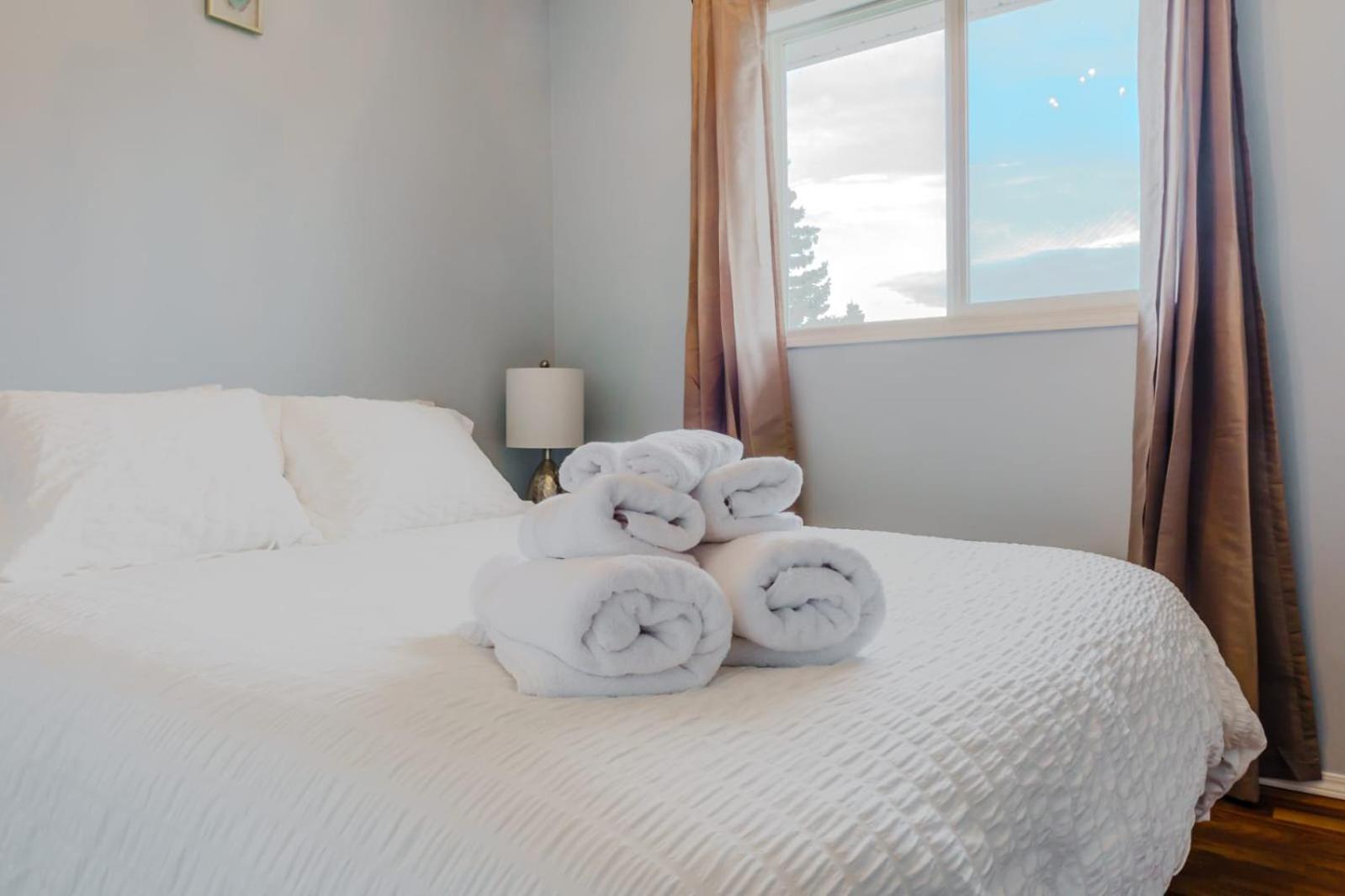 Hotel The Blue Door à Grande Prairie Extérieur photo